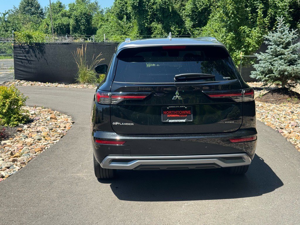 Used 2025 Mitsubishi Outlander AWD image 4