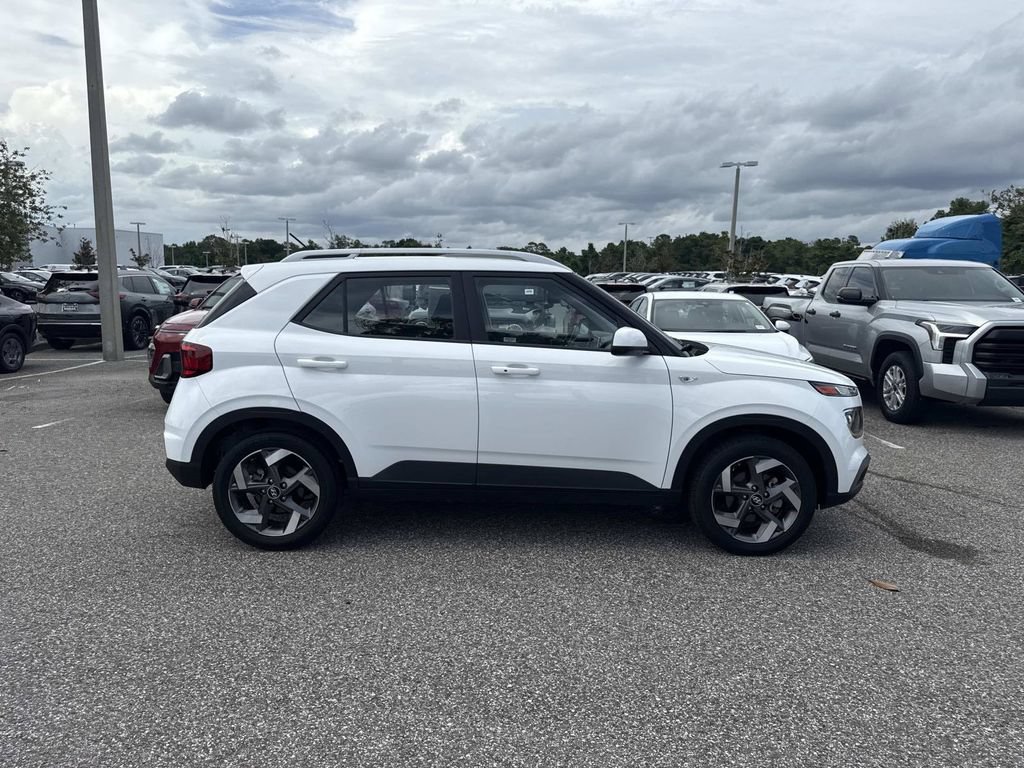 Used 2025 Hyundai Venue SEL FWD image 2