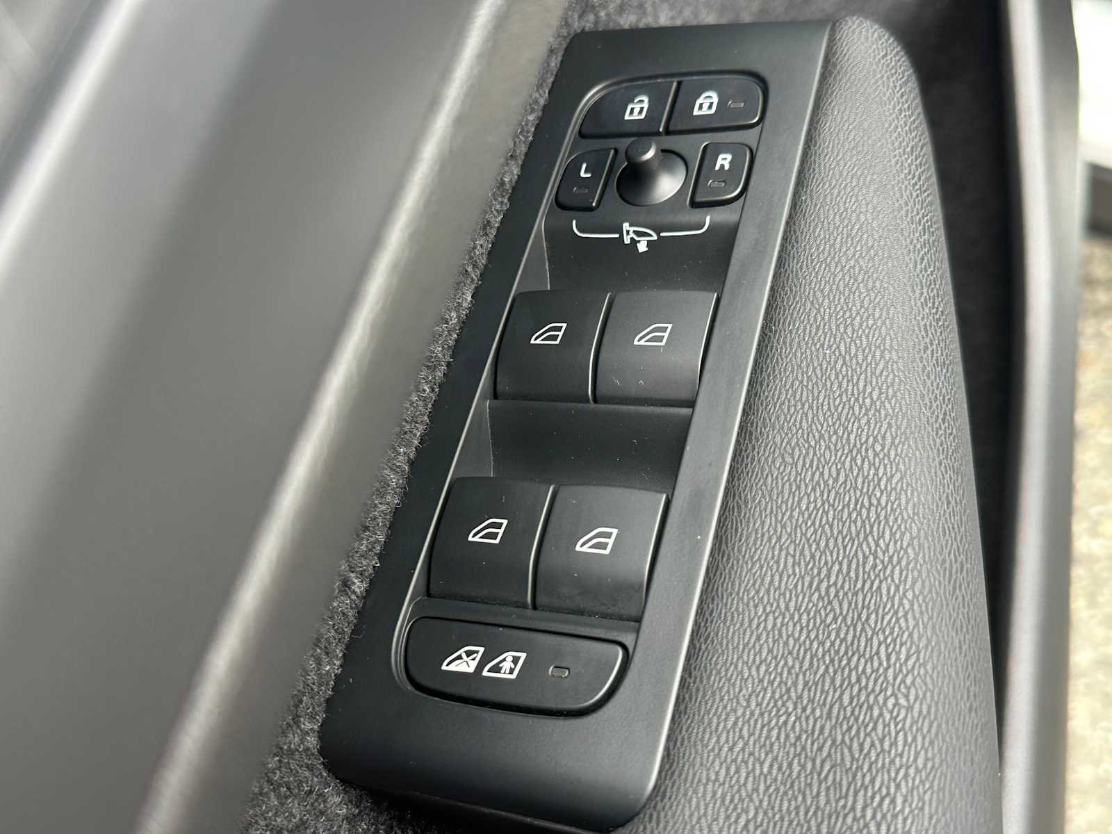 Certified 2023 Volvo C40 P8 Recharge Ultimate image 21