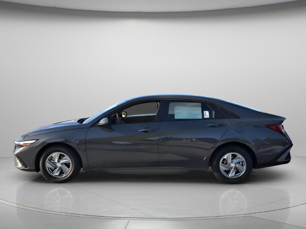Used 2026 Hyundai Elantra SE FWD image 2