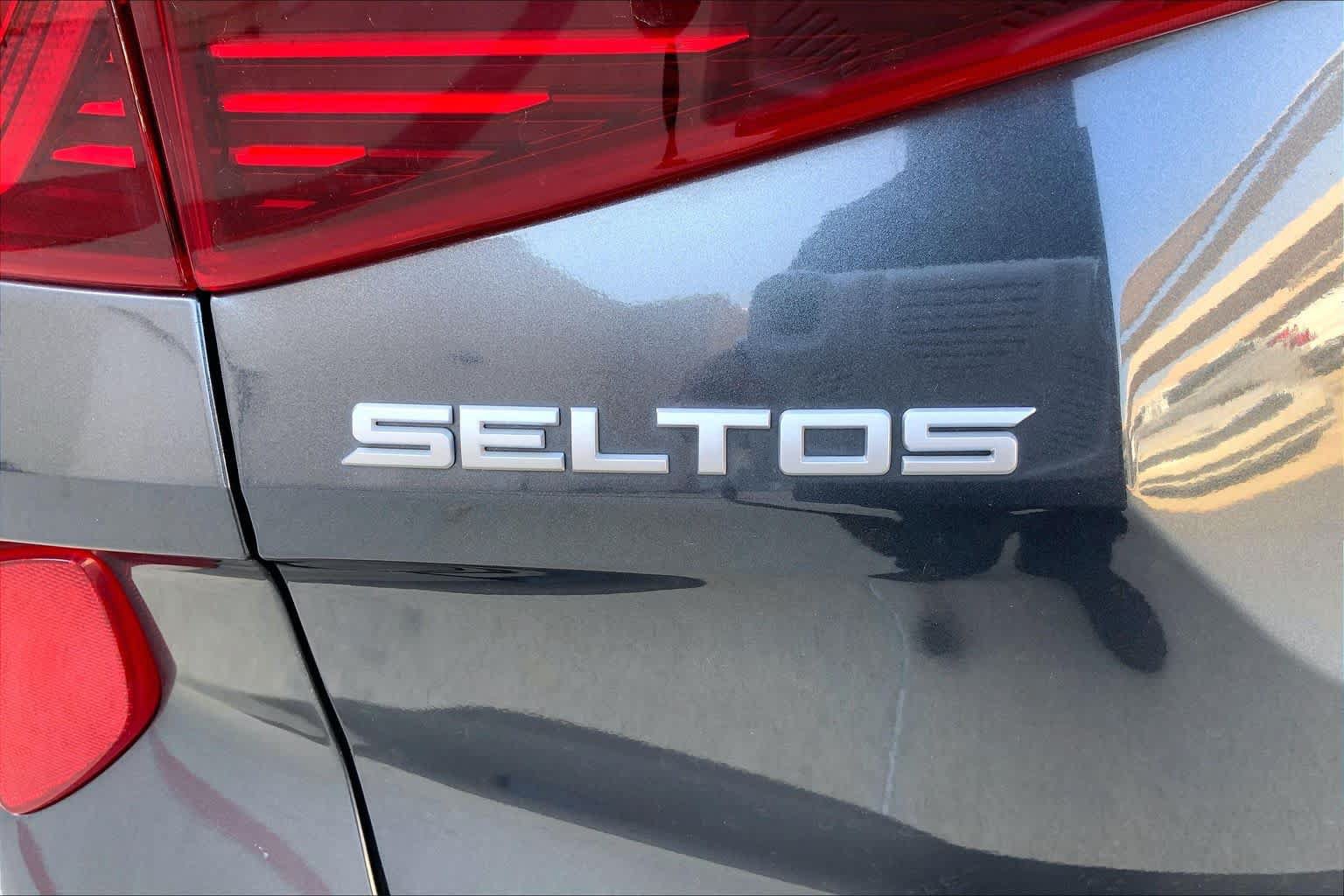 Used 2023 Kia Seltos S w/ Navigation Package FWD image 10