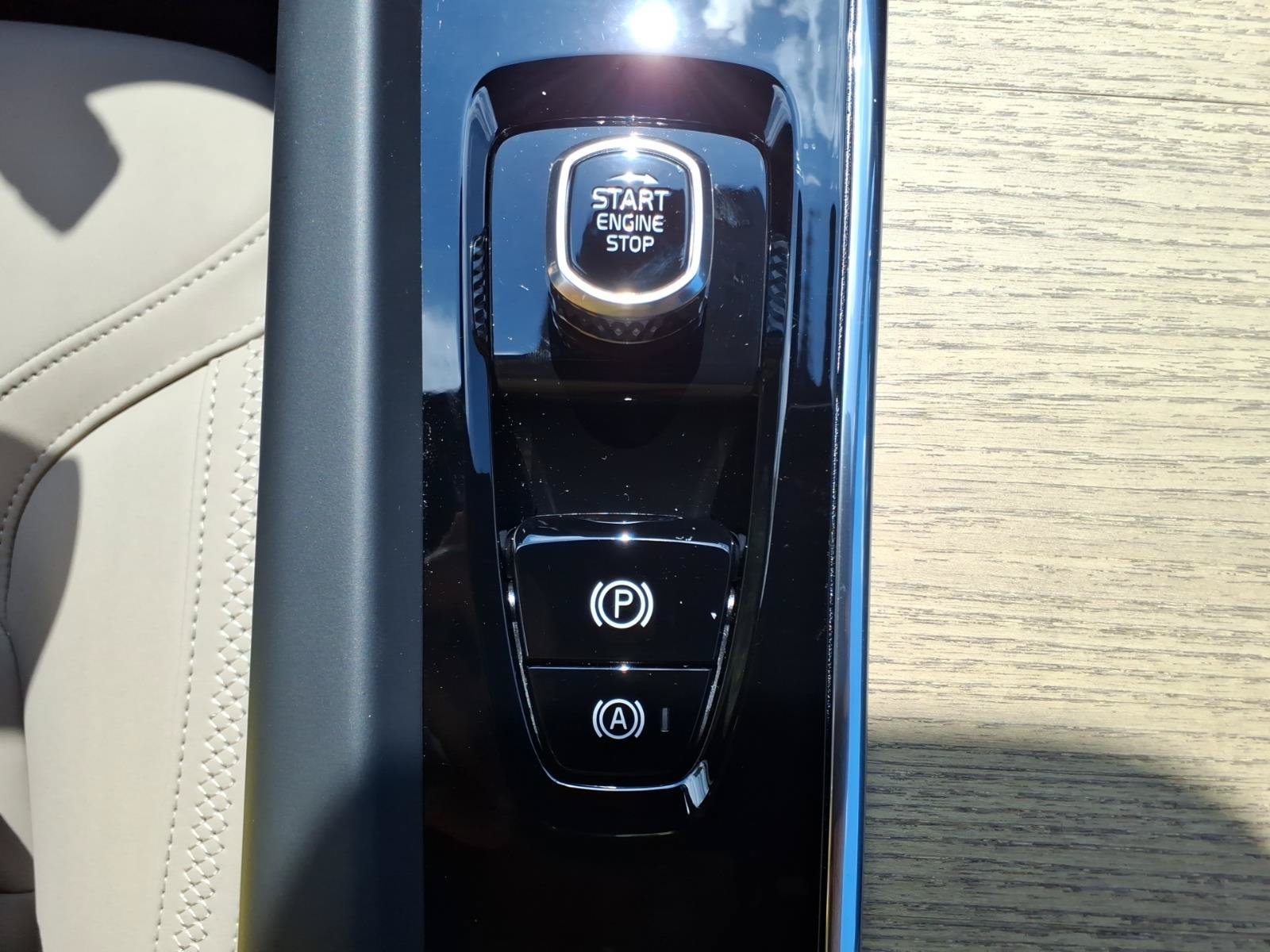 New 2026 Volvo XC60 B5 Core w/ Climate Package AWD/4WD image 18
