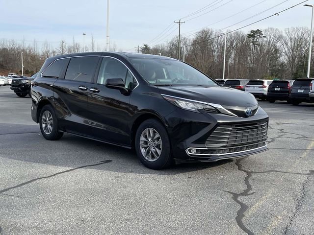 Used 2022 Toyota Sienna XLE image 7