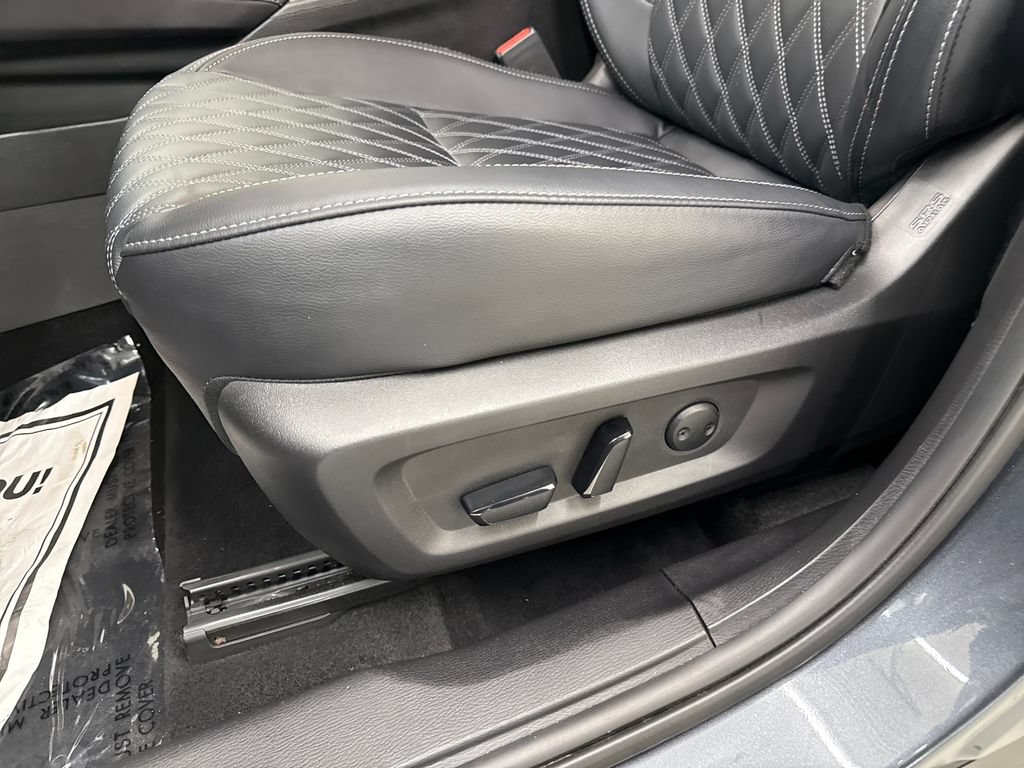 Used 2025 Mitsubishi Outlander 4WD Plug-In Hybrid image 12