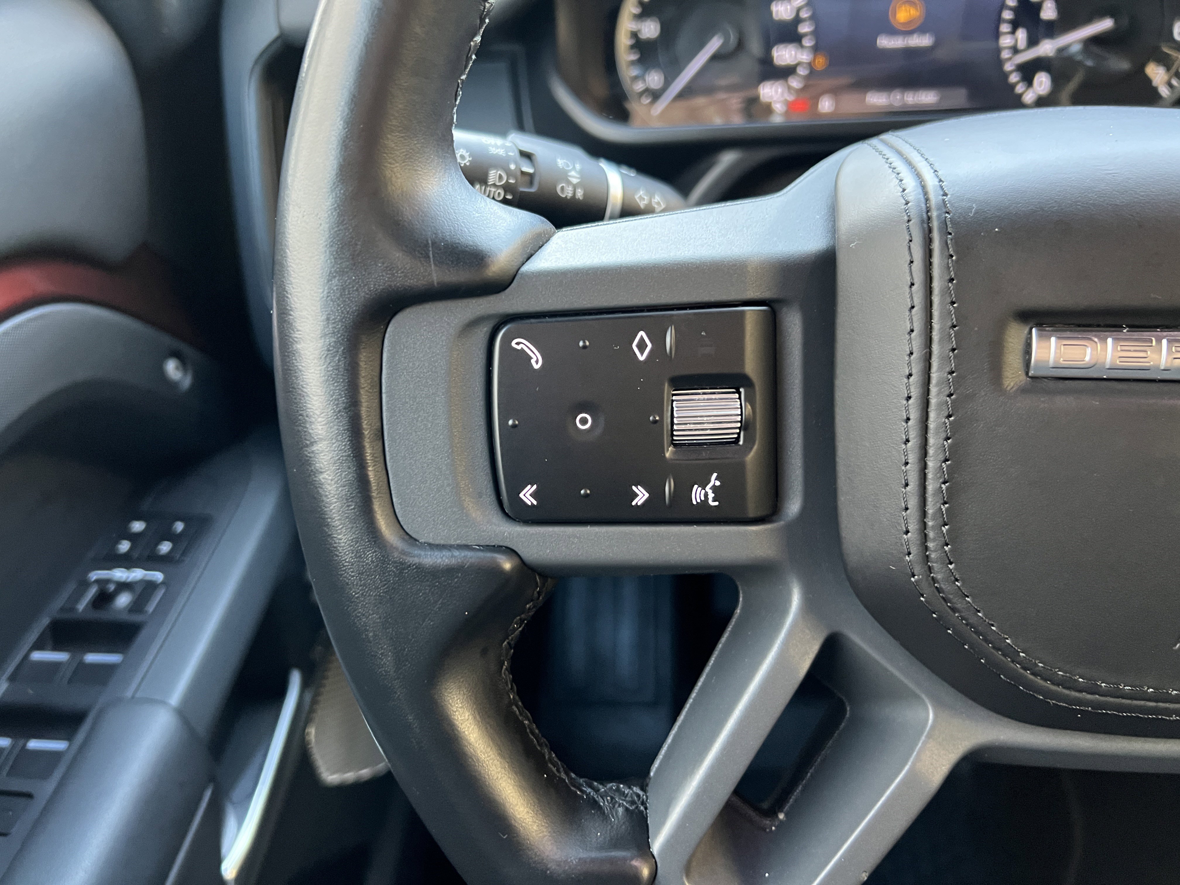 Used 2023 Land Rover Defender 130 X image 28