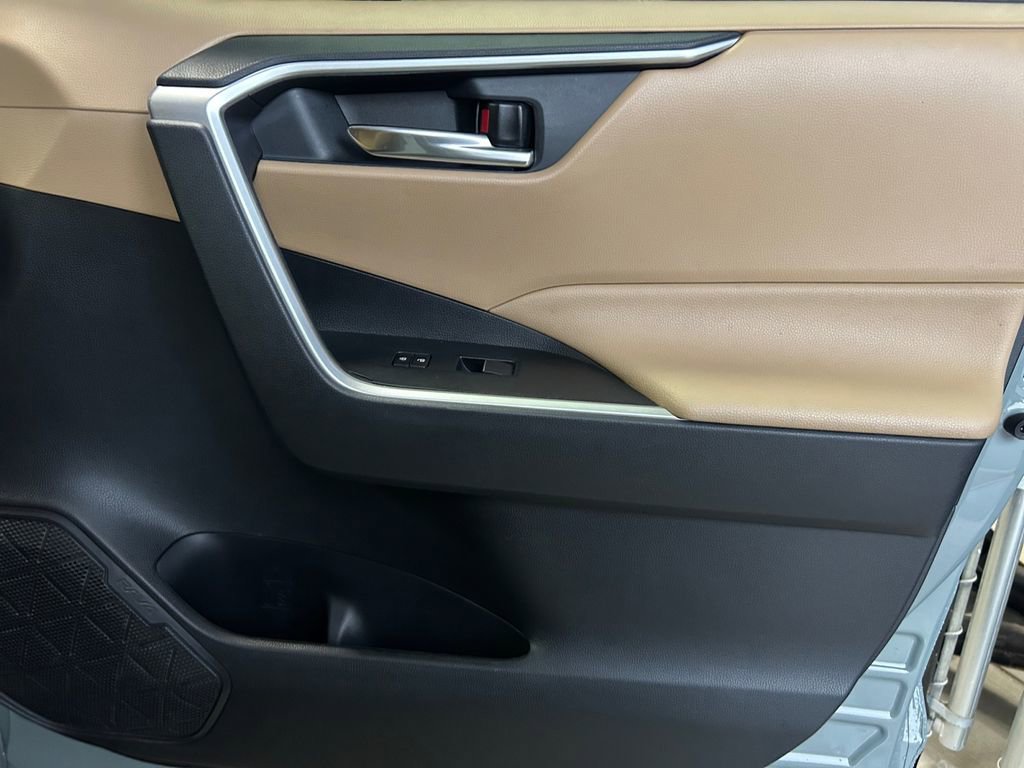 Used 2020 Toyota RAV4 XLE Premium image 26
