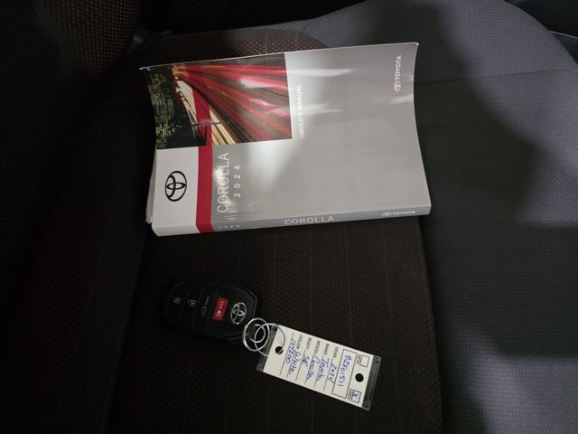 Used 2024 Toyota Corolla SE w/ SE Premium Package image 9