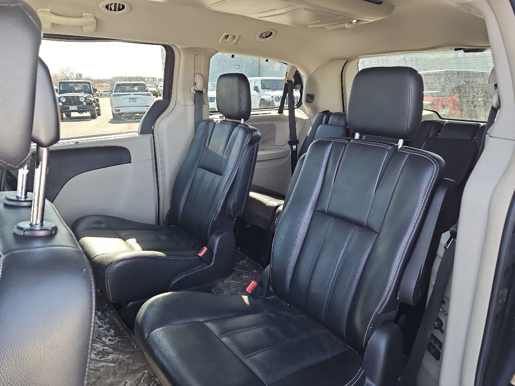 Used 2014 Chrysler Town & Country Touring-L w/ Driver Convenience Group image 8