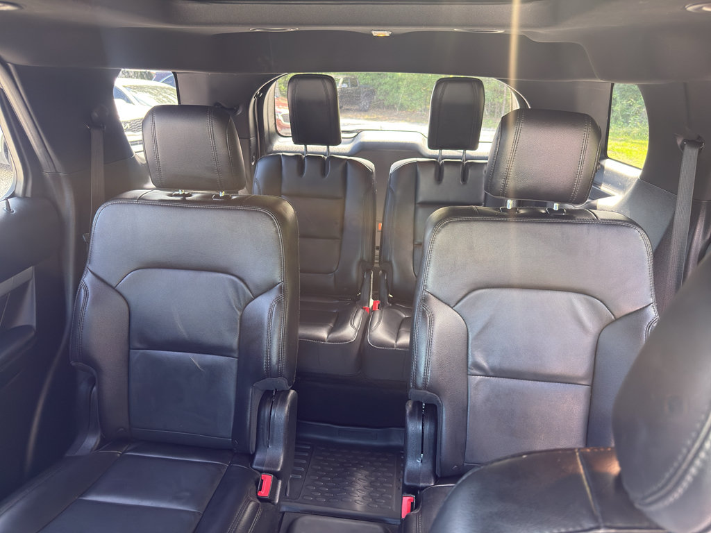 Used 2017 Ford Explorer XLT w/ Equipment Group 202A AWD/4WD image 19
