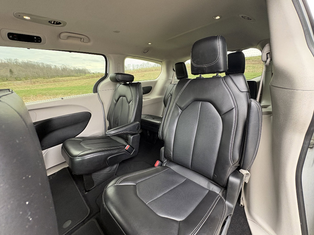 Used 2024 Chrysler Pacifica Touring-L image 19