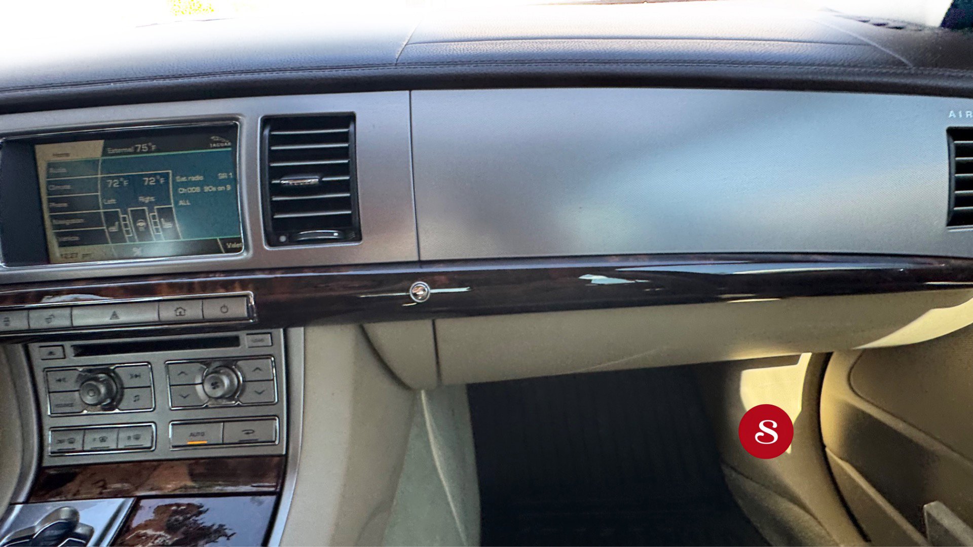 Used 2011 Jaguar XF image 17