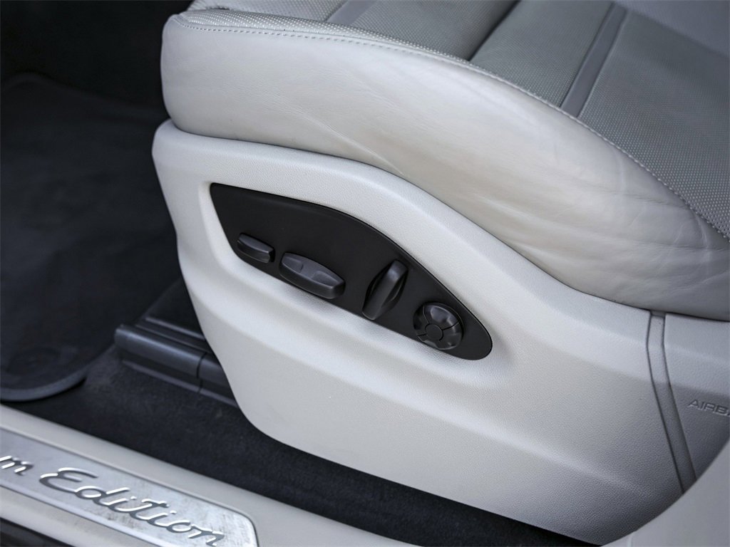 Certified 2023 Porsche Cayenne Platinum Edition image 16