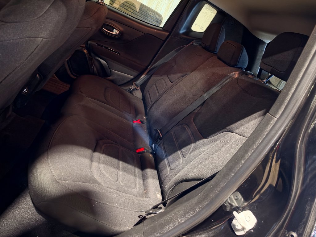Used 2020 Jeep Renegade Latitude FWD image 7