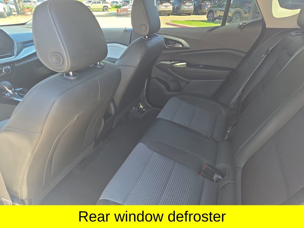 Used 2025 Chevrolet Trax LT w/ LT Convenience Package FWD image 11