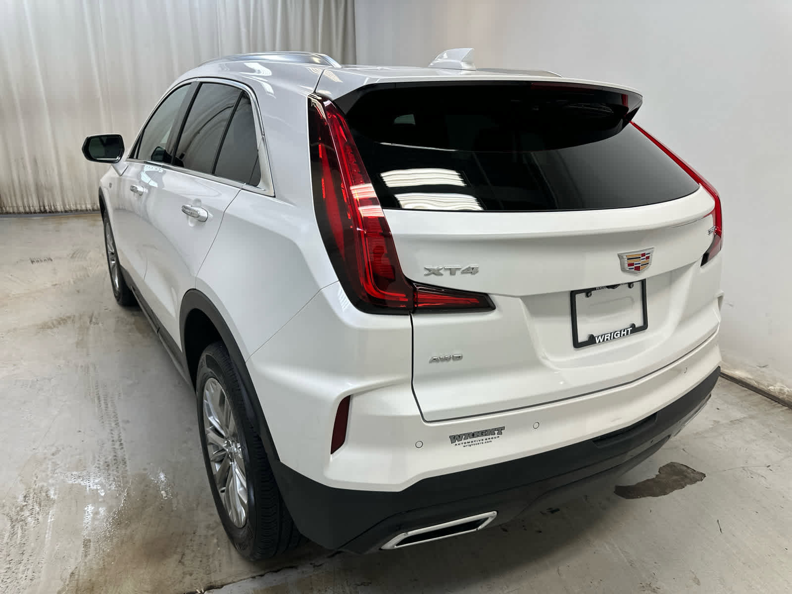 Used 2024 Cadillac XT4 Premium Luxury image 2