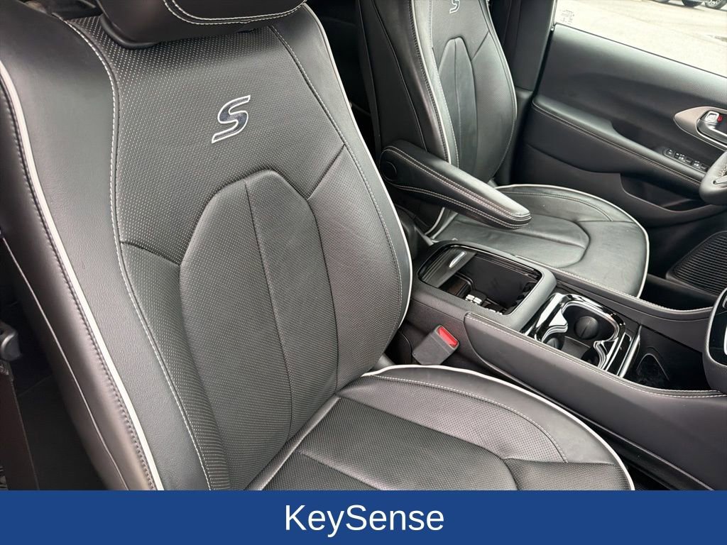 Used 2023 Chrysler Pacifica Limited w/ Uconnect Theater Family Group image 36