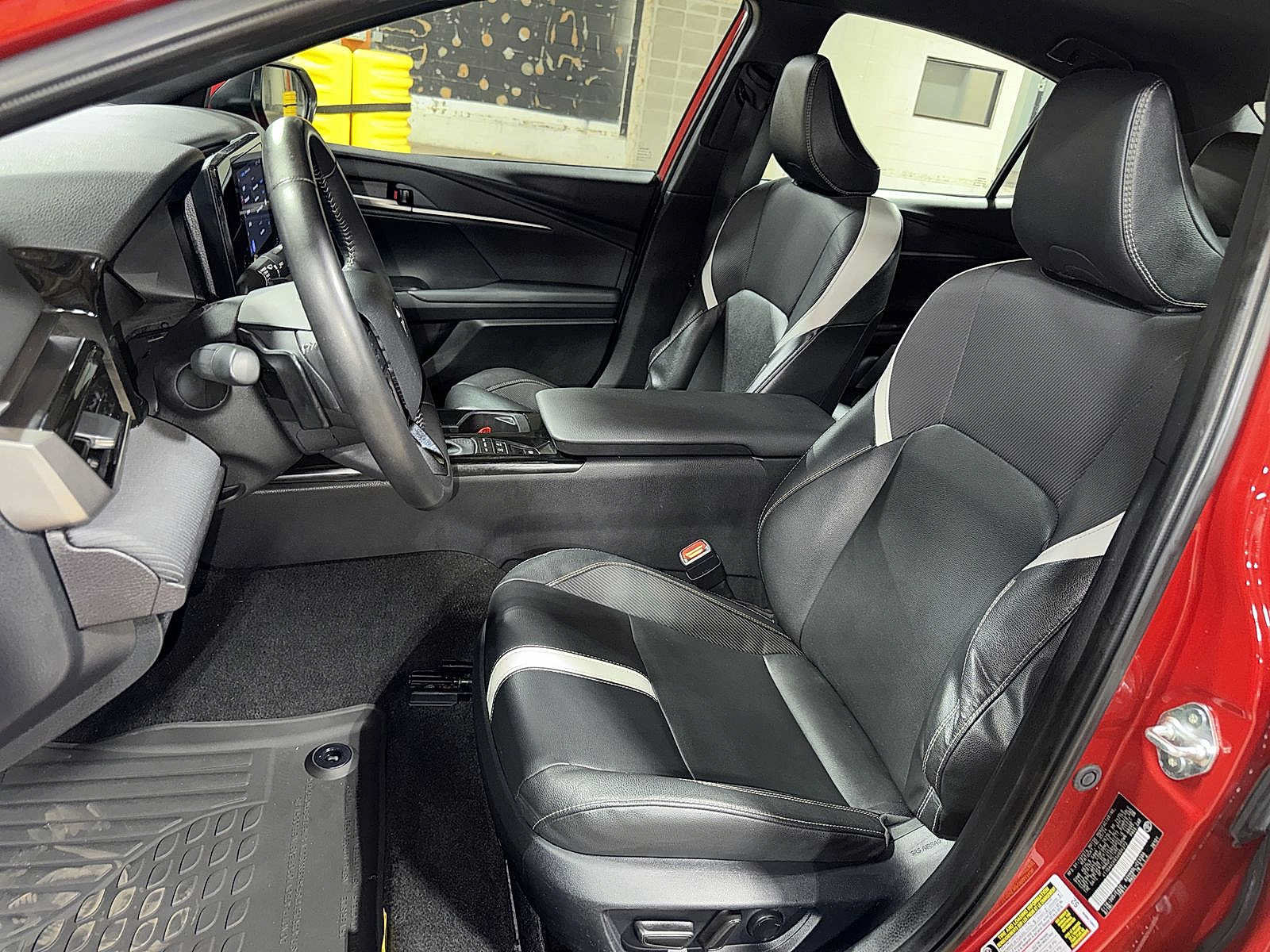 Used 2025 Toyota Camry SE FWD image 15