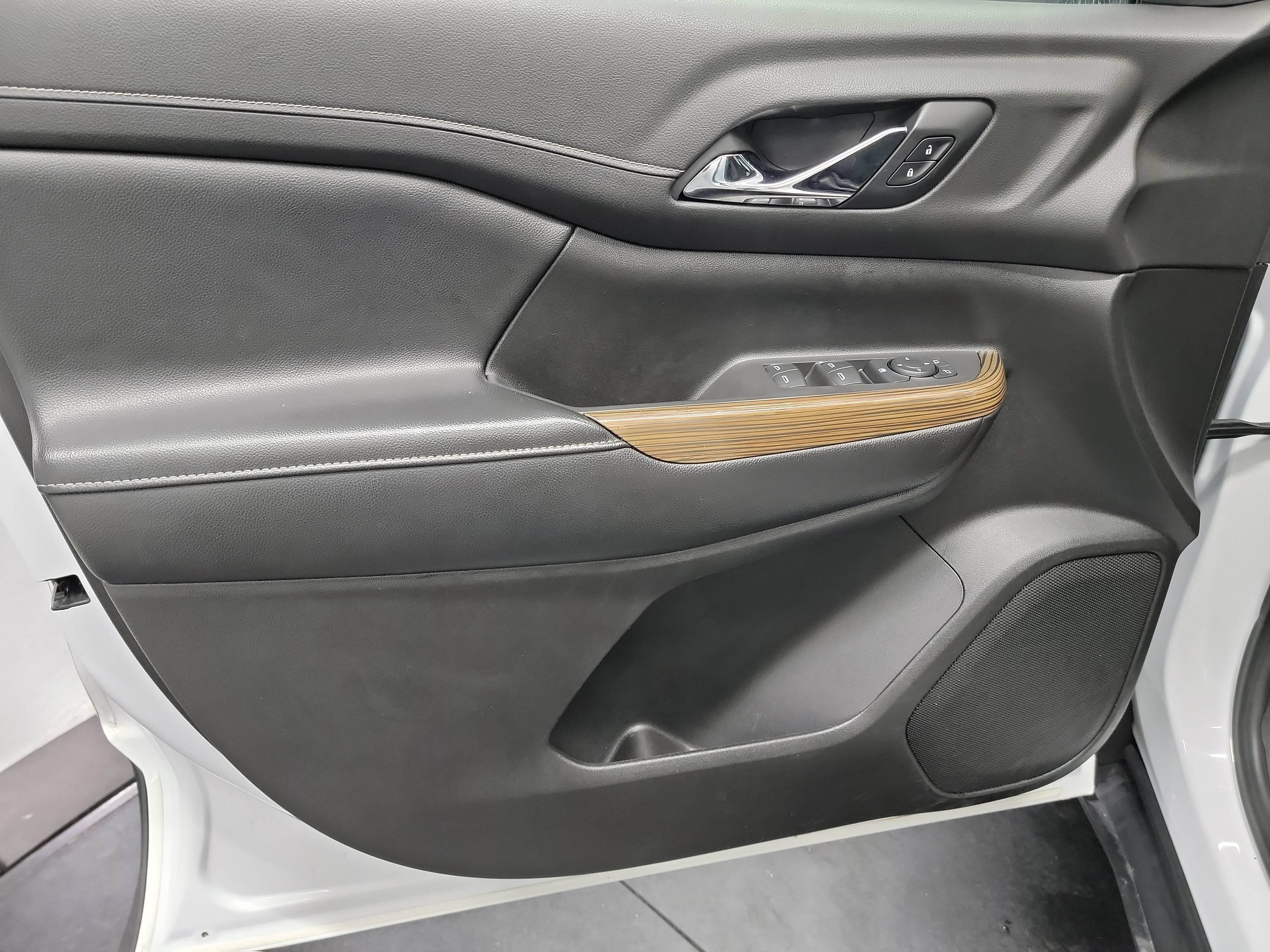 Used 2019 GMC Acadia SLE FWD image 13