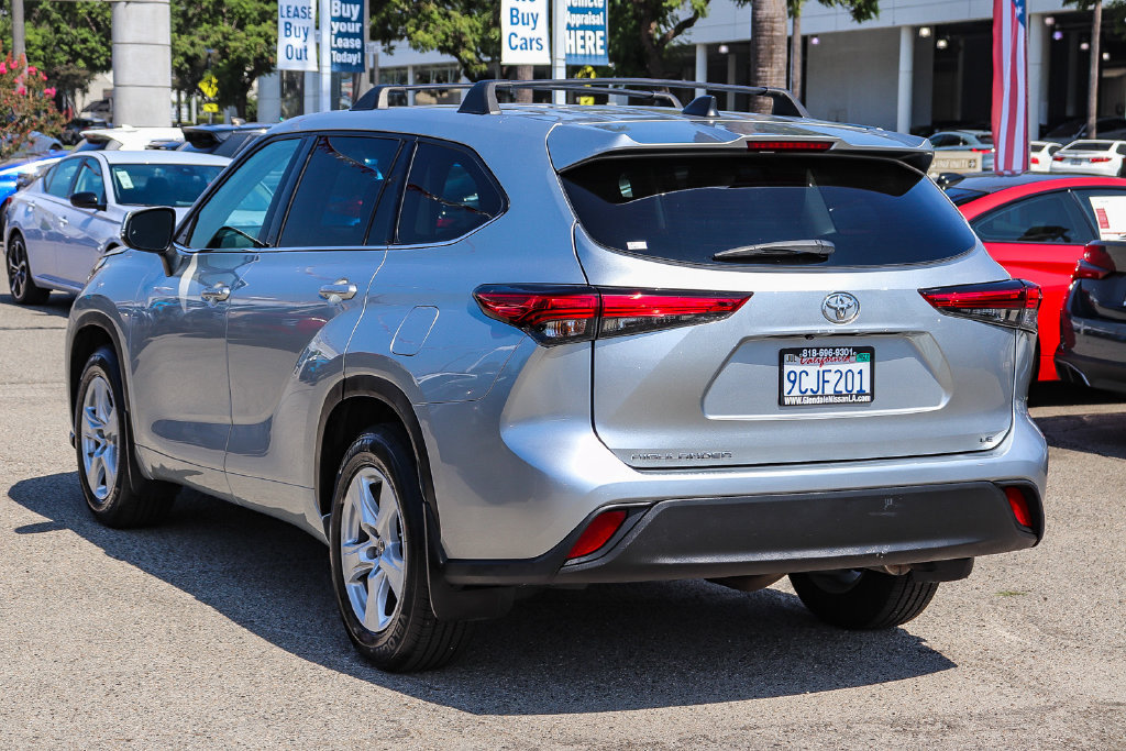 Used 2022 Toyota Highlander LE FWD image 5