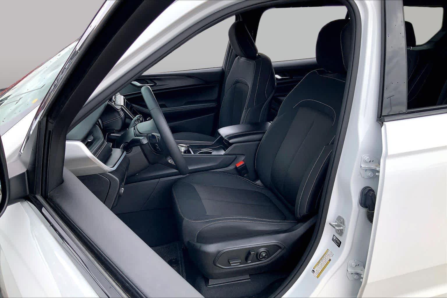 Used 2024 Jeep Grand Cherokee L Laredo RWD image 5