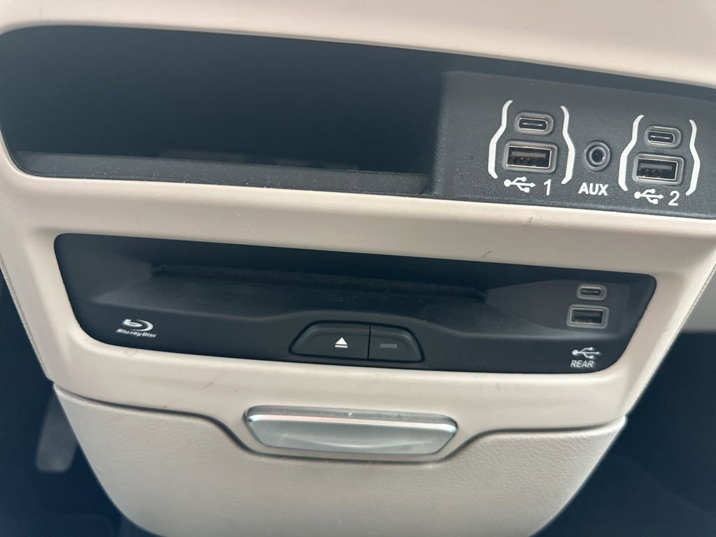 Used 2022 Chrysler Pacifica Touring-L w/ Uconnect Theater Family Group image 13