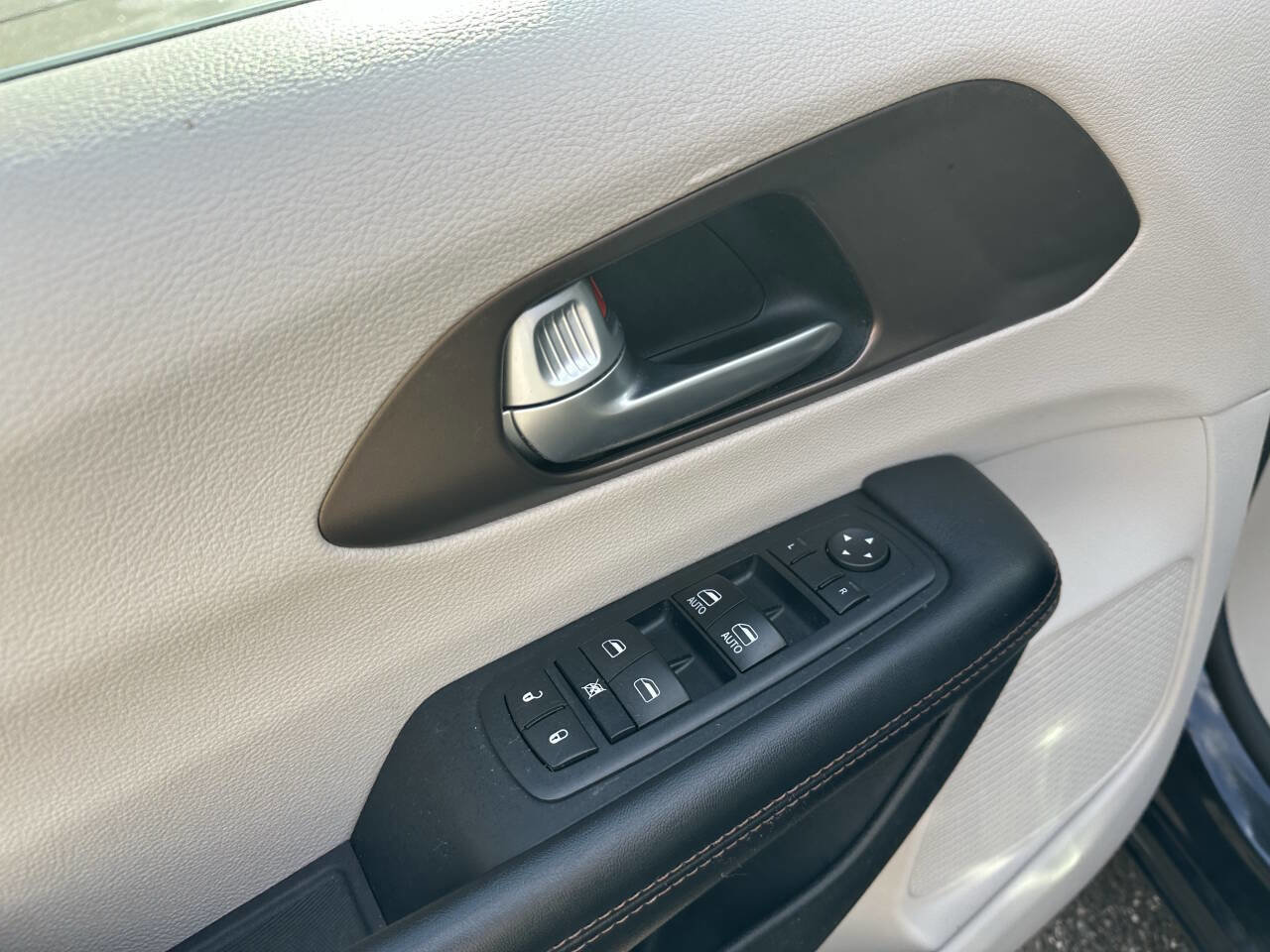 Used 2017 Chrysler Pacifica Touring image 20