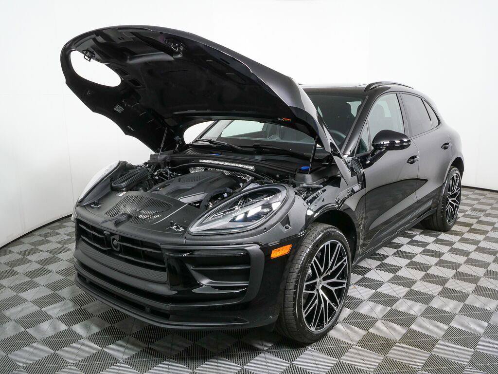 Certified 2026 Porsche Macan AWD/4WD image 34