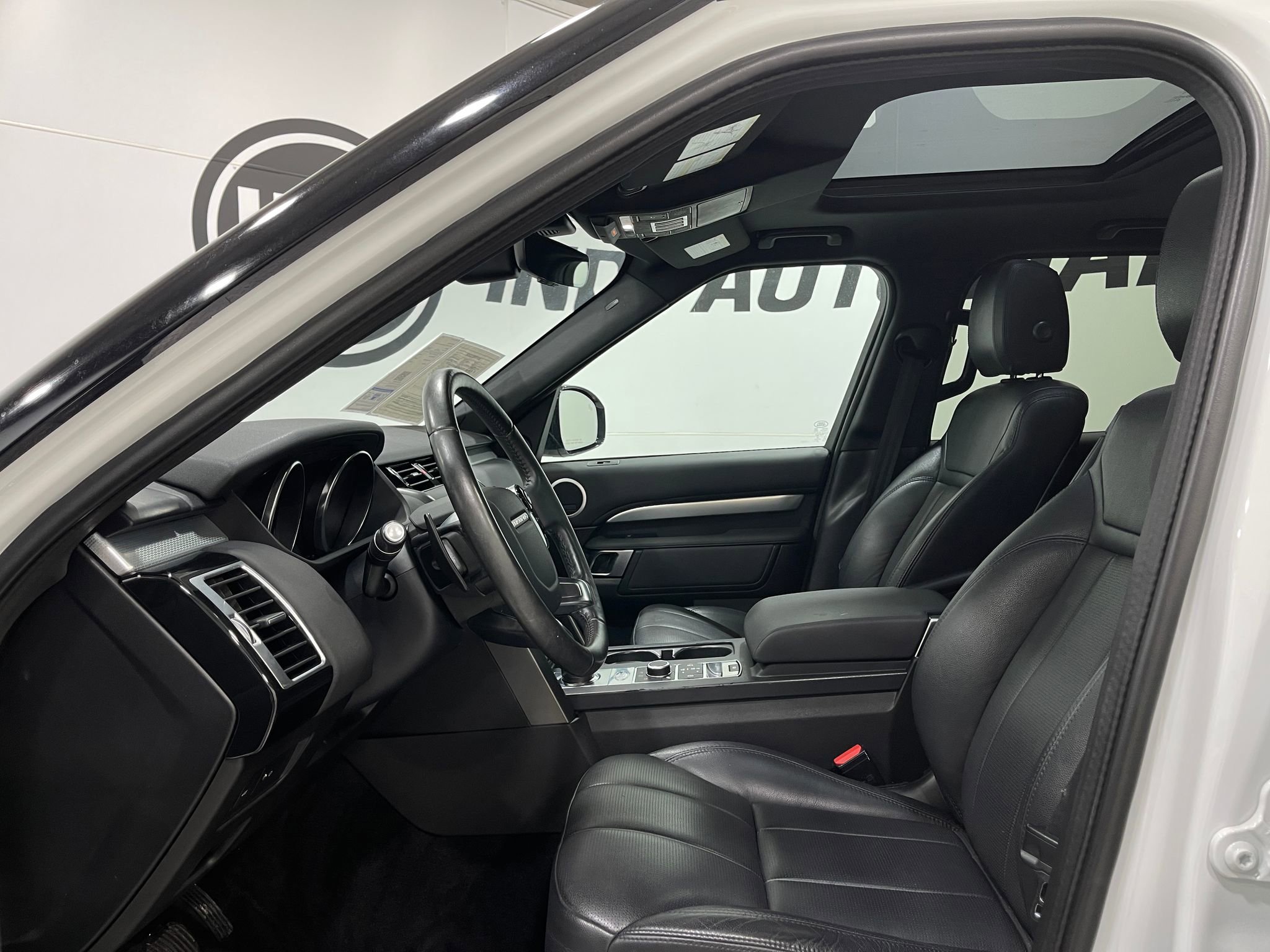 Used 2020 Land Rover Discovery Landmark AWD/4WD image 12