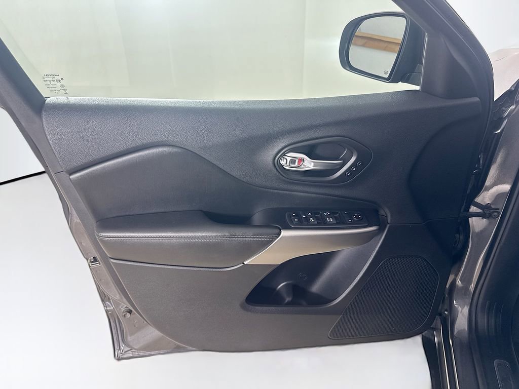 Used 2020 Jeep Cherokee High Altitude AWD/4WD image 11