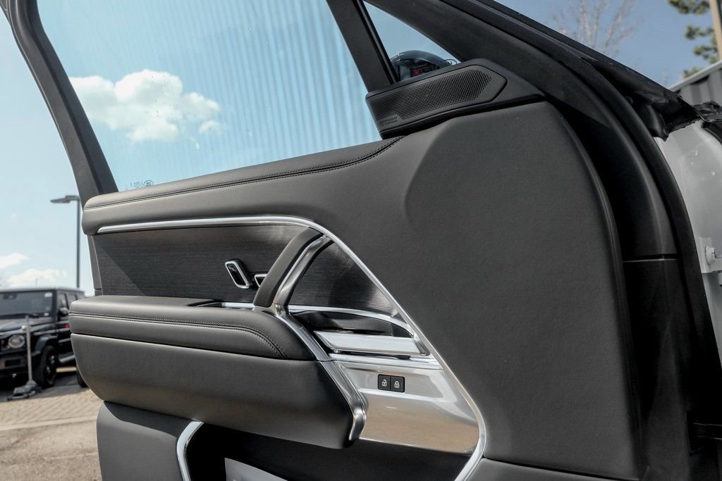 New 2025 Land Rover Range Rover SE image 10