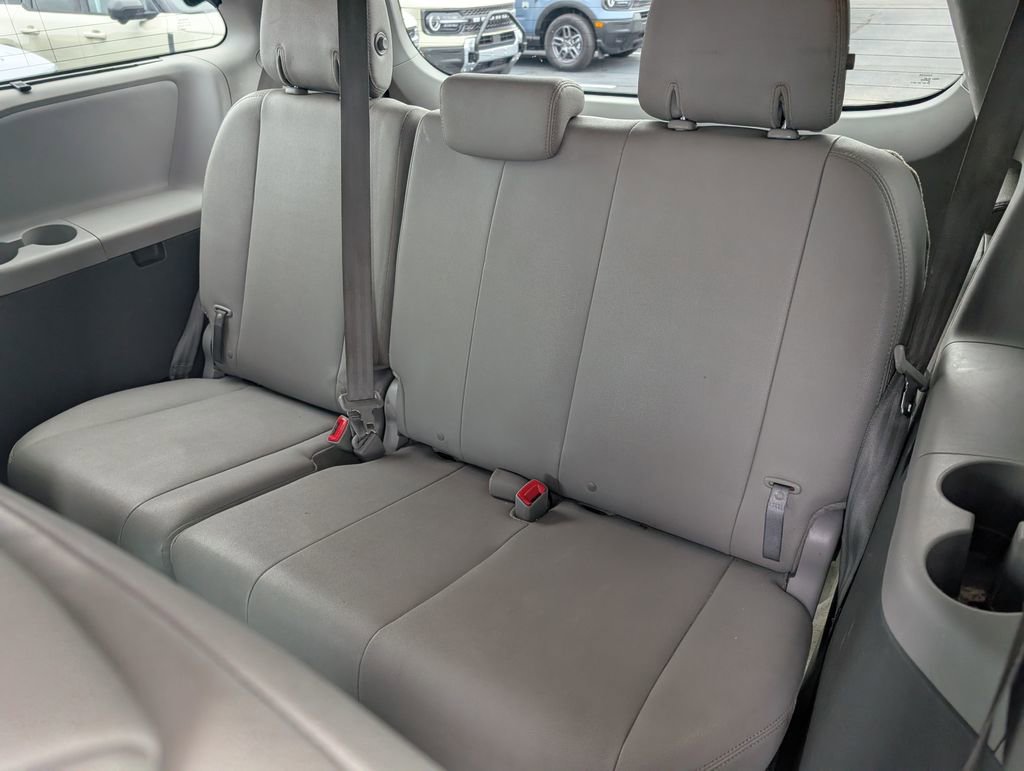 Used 2017 Toyota Sienna L image 11