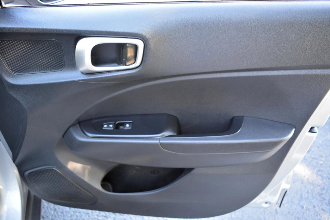 Used 2021 Hyundai Venue SE FWD image 16