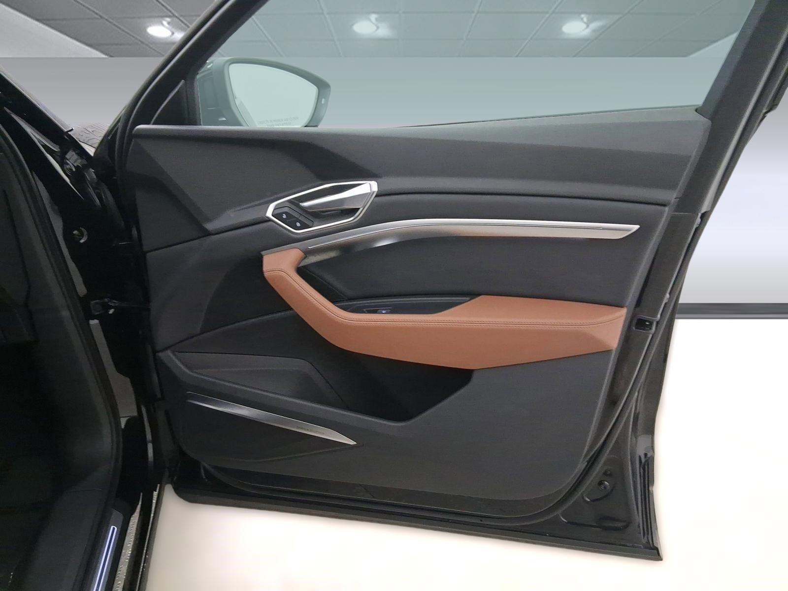 Used 2022 Audi e-tron Premium Plus w/ Premium Plus Package image 33