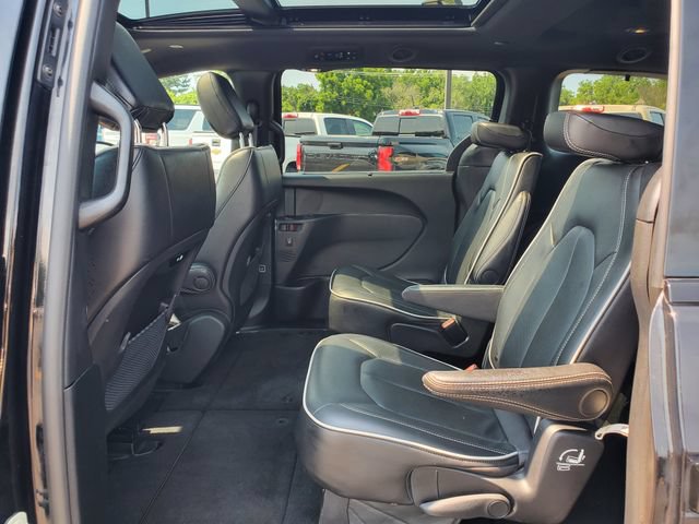 Used 2025 Chrysler Pacifica Limited FWD image 13