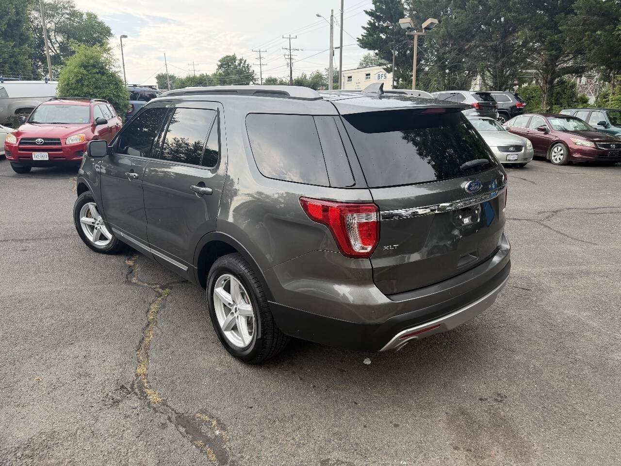 Used 2017 Ford Explorer XLT w/ Equipment Group 202A AWD/4WD image 5