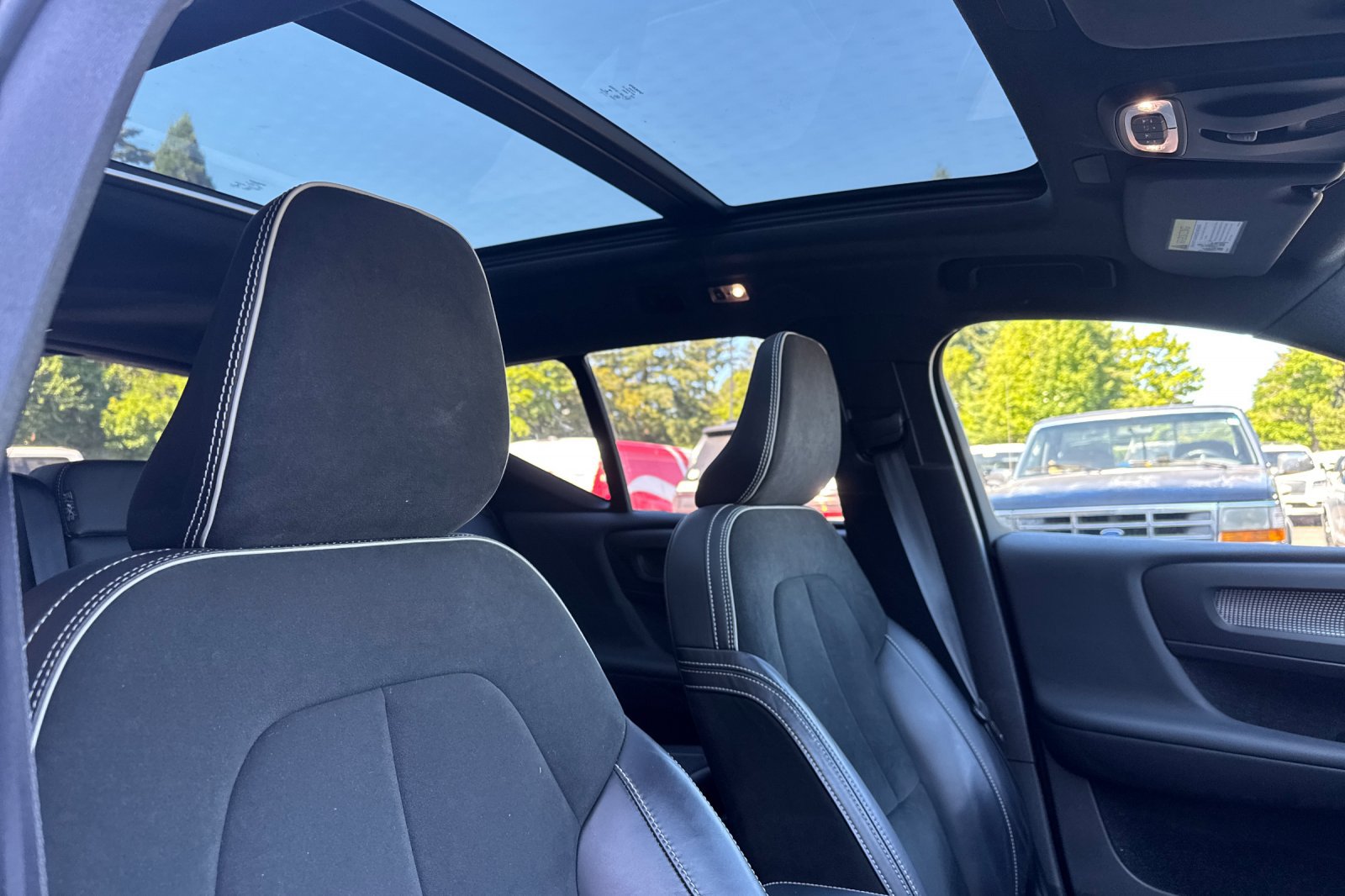 Used 2022 Volvo XC40 T5 R-Design w/ Advanced Package AWD/4WD image 16