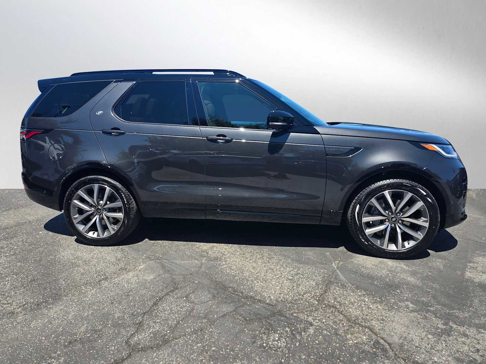 New 2025 Land Rover Discovery Dynamic SE image 6