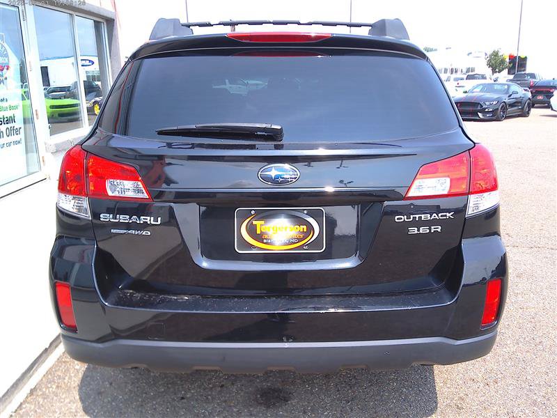Used 2010 Subaru Outback 3.6R Limited w/ Popular Equipment Group 2C AWD/4WD image 19