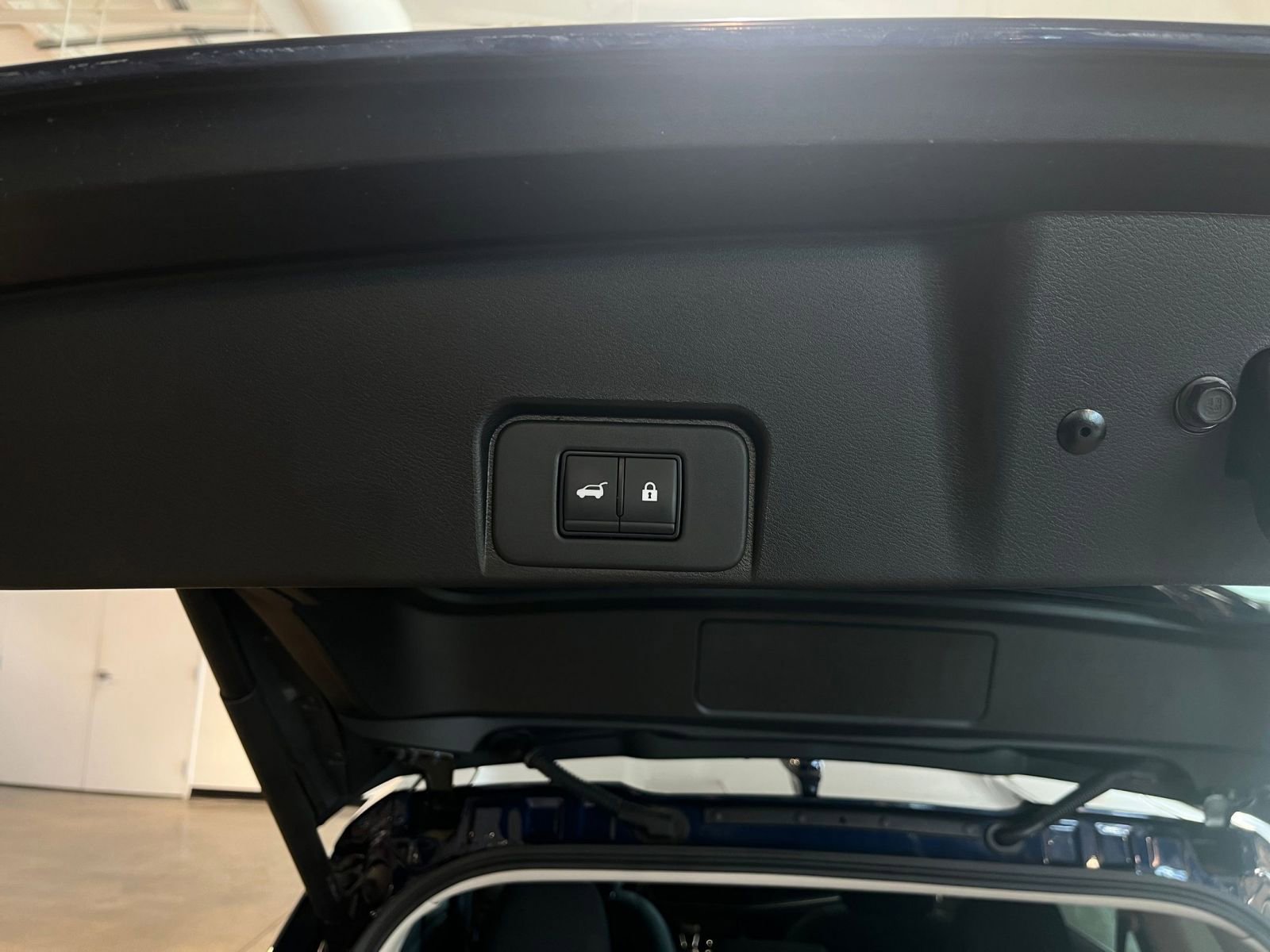 Used 2025 Nissan Rogue SV image 29