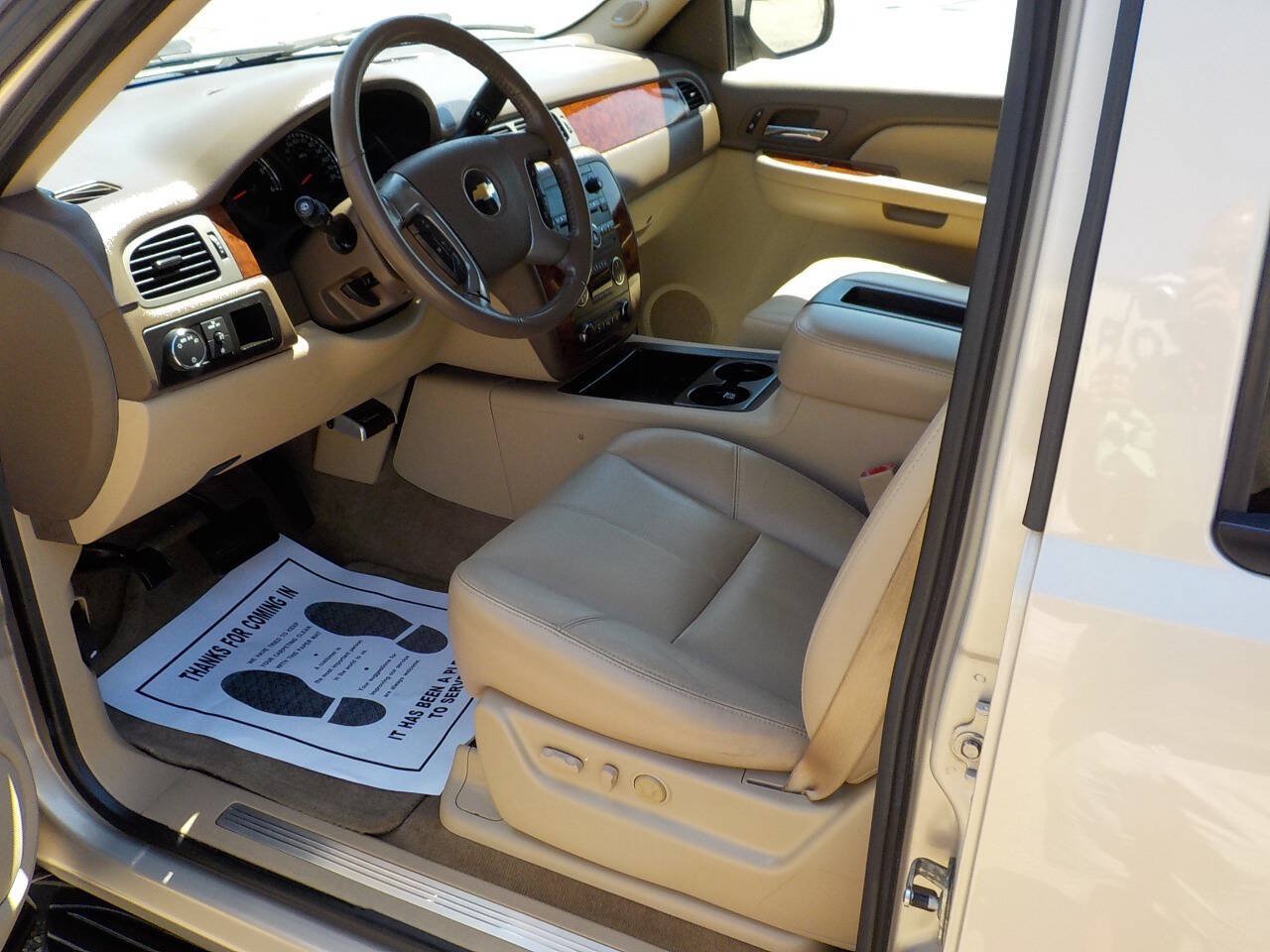 Used 2009 Chevrolet Suburban LT w/ Luxury Package RWD image 10