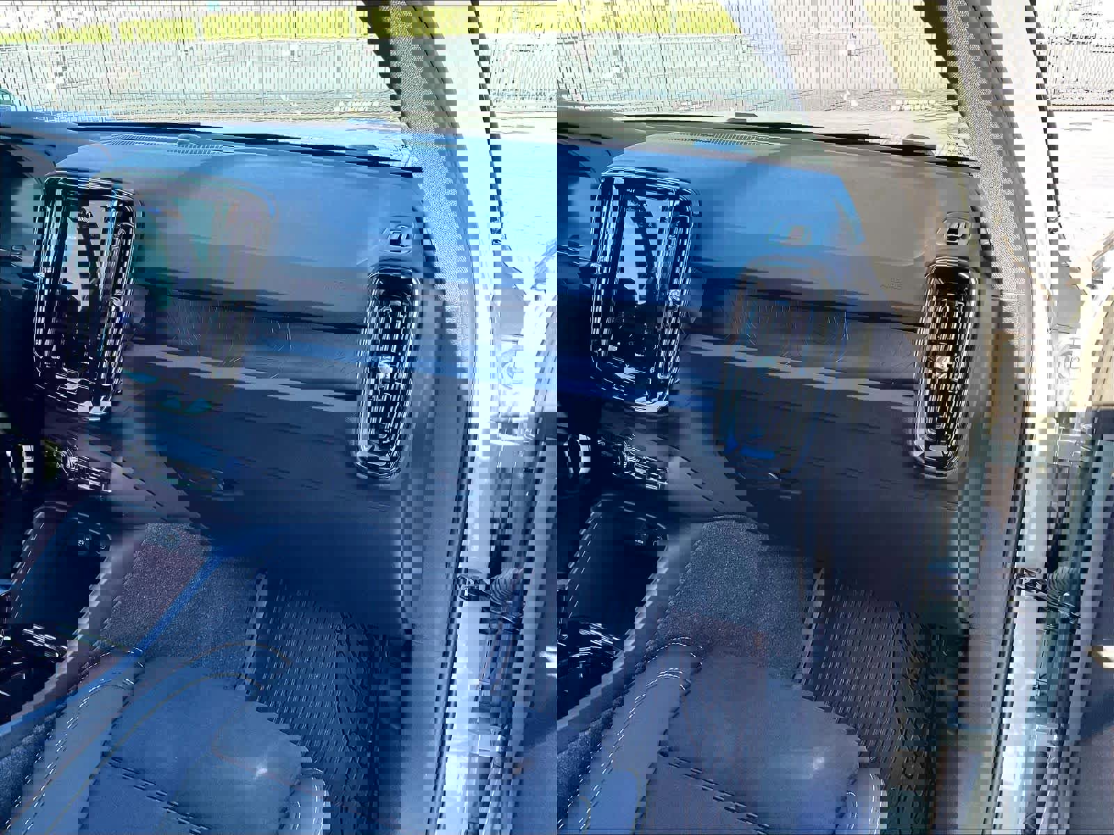 Used 2023 Volvo XC40 Recharge Ultimate image 19