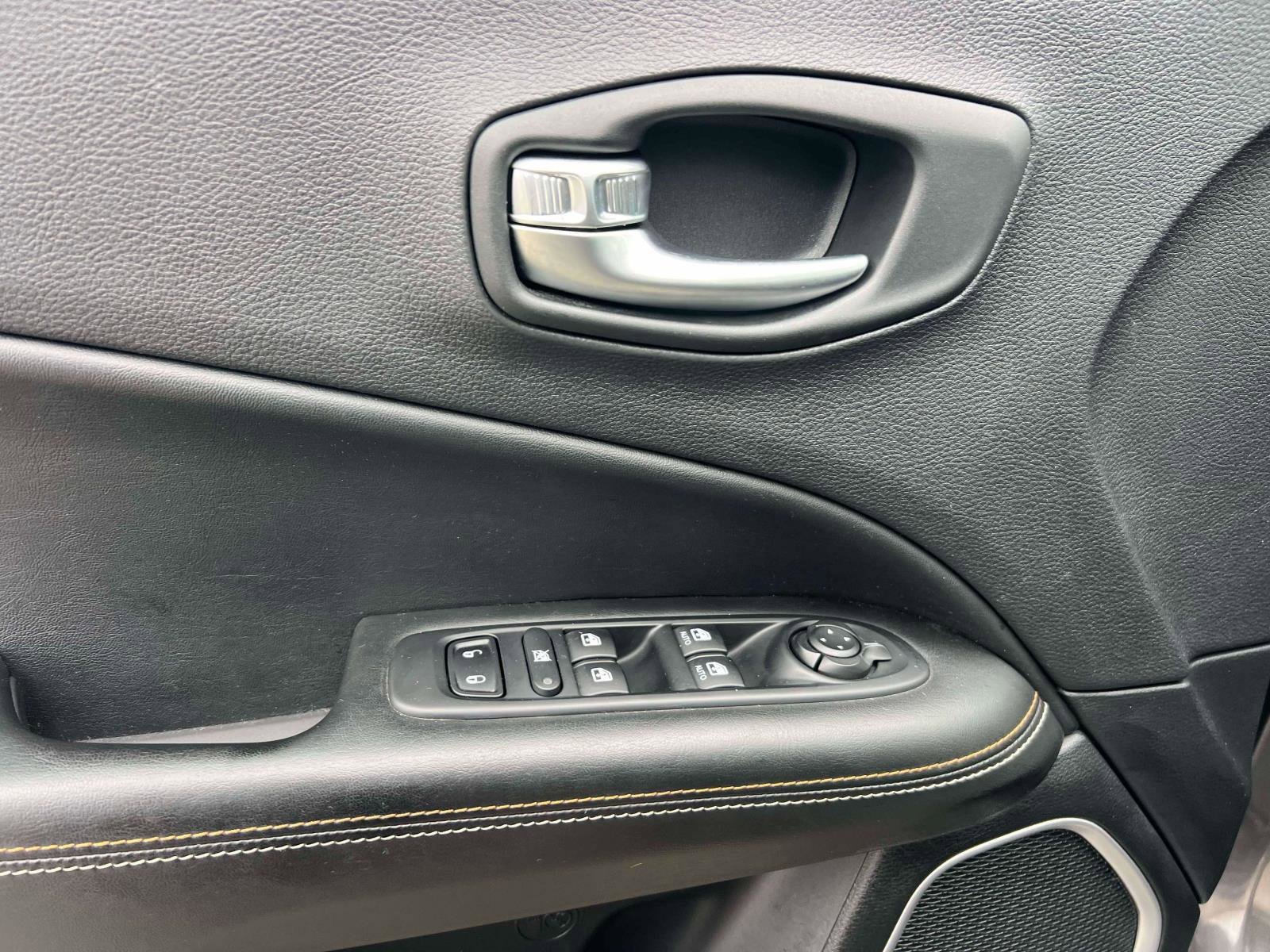 Used 2019 Jeep Compass Latitude w/ Cold Weather Group AWD/4WD image 17