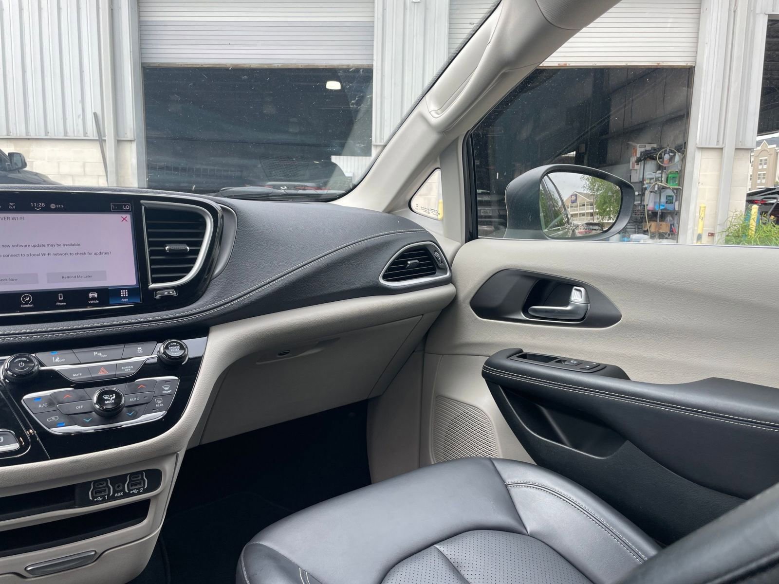 Used 2023 Chrysler Pacifica Touring-L image 35