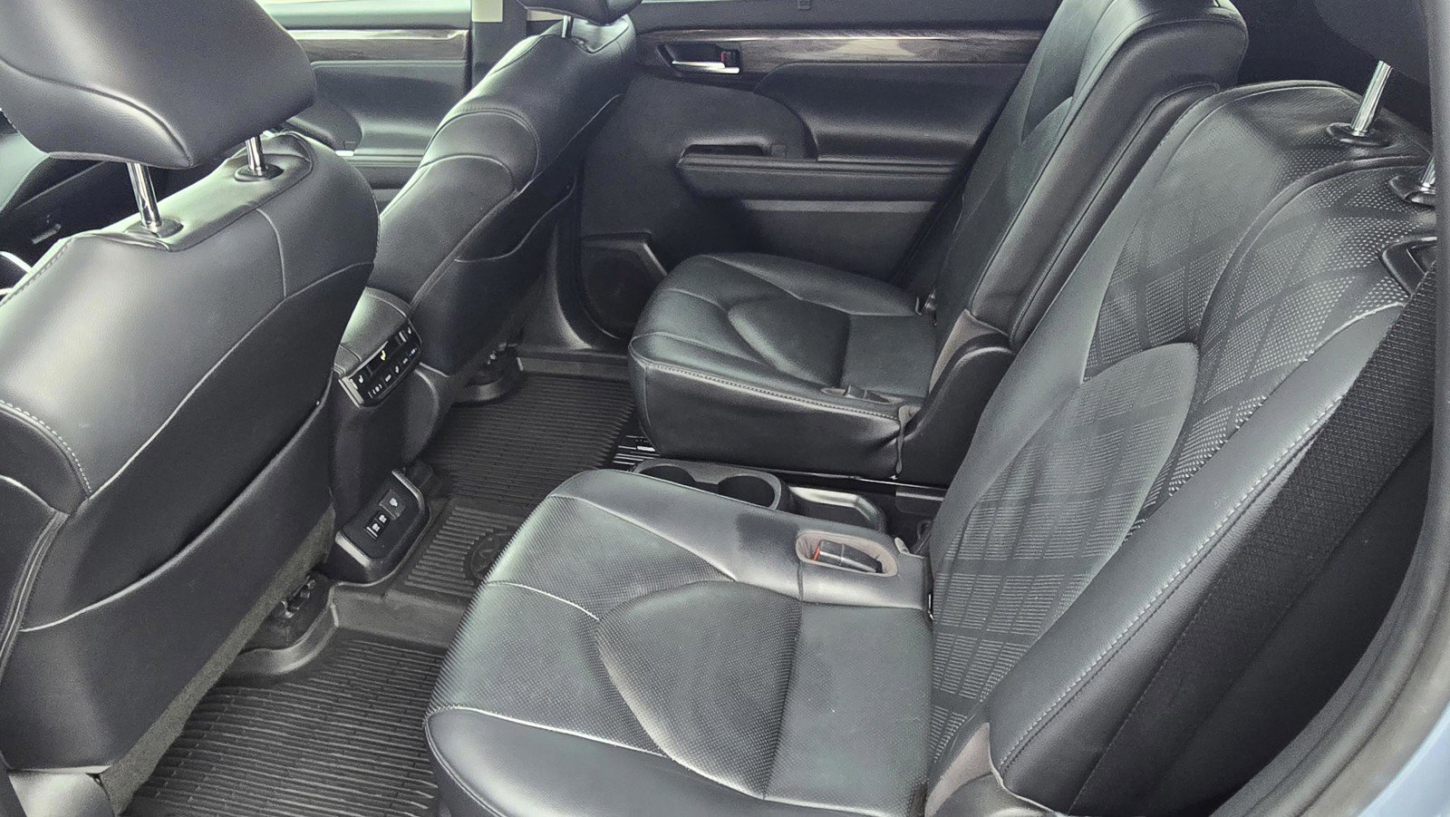 Used 2020 Toyota Highlander Platinum image 16