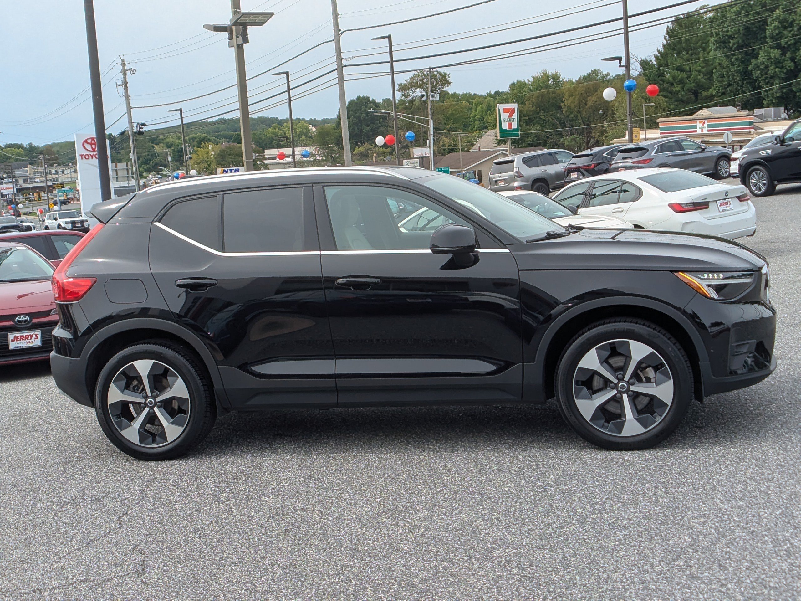 Used 2023 Volvo XC40 B5 Plus w/ Protection Package Premier AWD/4WD image 10