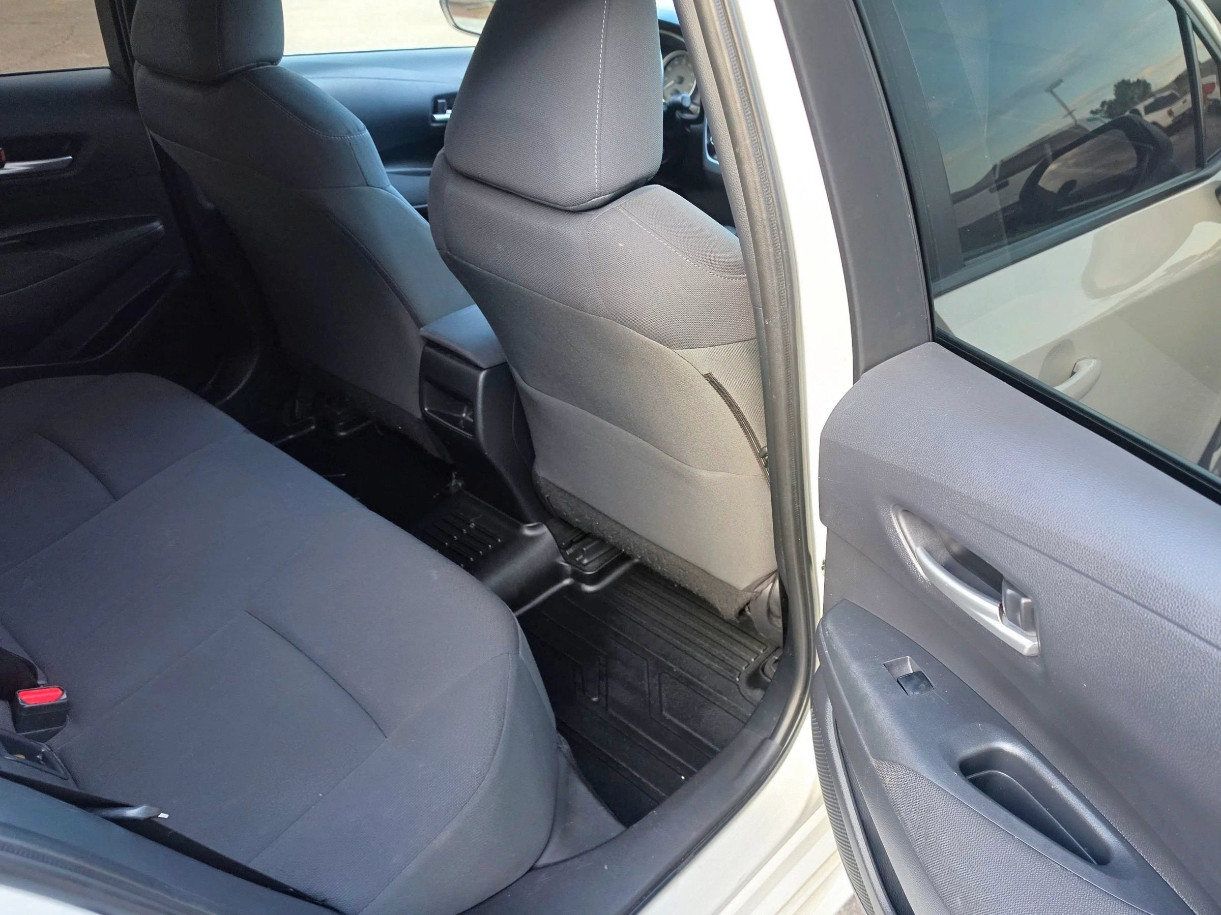 Used 2021 Toyota Corolla LE w/ Carpet Mat Package (TMS) FWD image 17