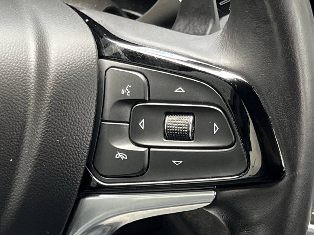 Used 2024 Buick Enclave Essence w/ Sport Touring Edition AWD/4WD image 25