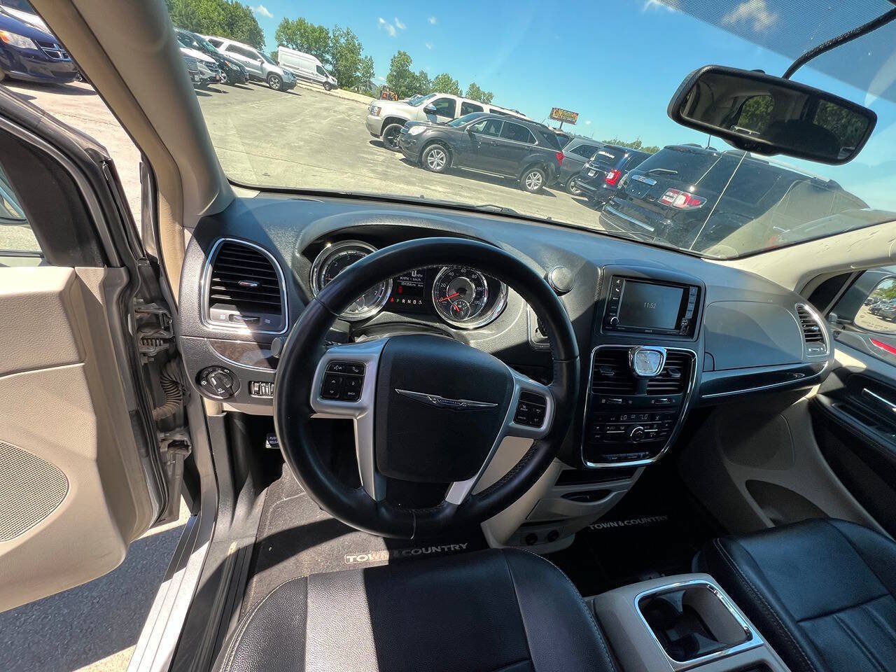 Used 2014 Chrysler Town & Country Touring FWD image 4