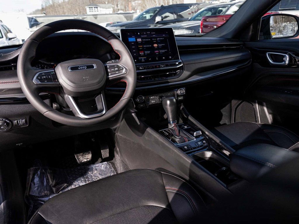 Used 2025 Jeep Compass Trailhawk image 17