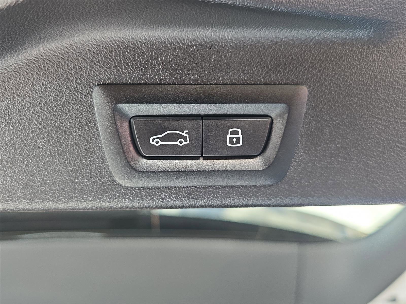 Used 2024 BMW X5 sDrive40i w/ M Sport Package image 9